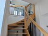 Holztreppe nach oben in den Wohn- Essbereich mit Balkon